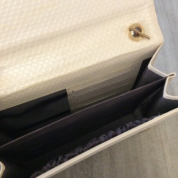 Vintage Cream Faux Snakeskin Gold-Chained Crossbody Bag - Picture 6 of 8